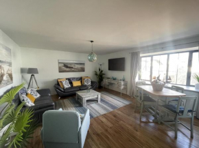 Stunning Coastal Retreat -Mins From Harbour Beach